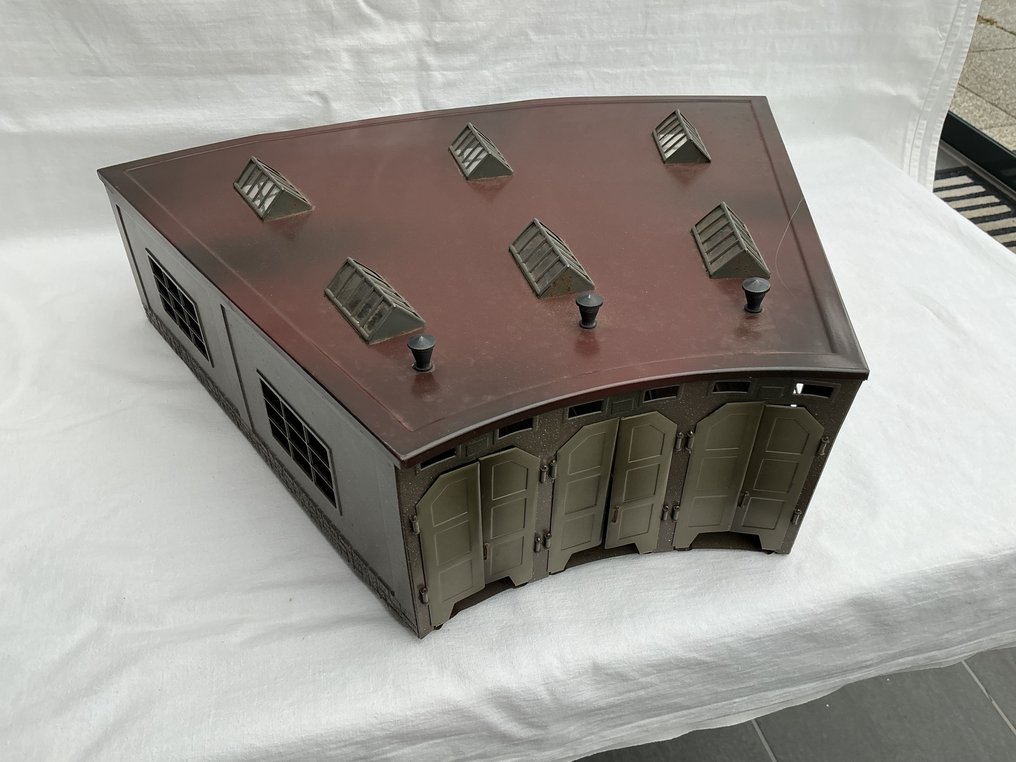 Märklin H0 - 7028 - 模型火車附件 (1) - 金属制的固定火车库，带灯 #1.0