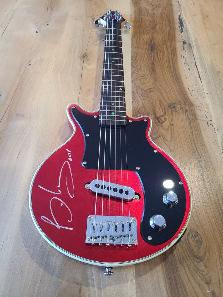 Queen, Brian May "Mini May" Red Special - Guitar - - Signed by Brian May - 2016 - Hand signed #1.0