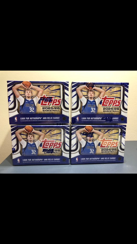 2025/26 Topps Topps Luka Doncic, LeBron James, Stephen Curry, Victor Wembanyama Versiegelte Box - 4 Sealed box - Near Mint (NM) #1.0