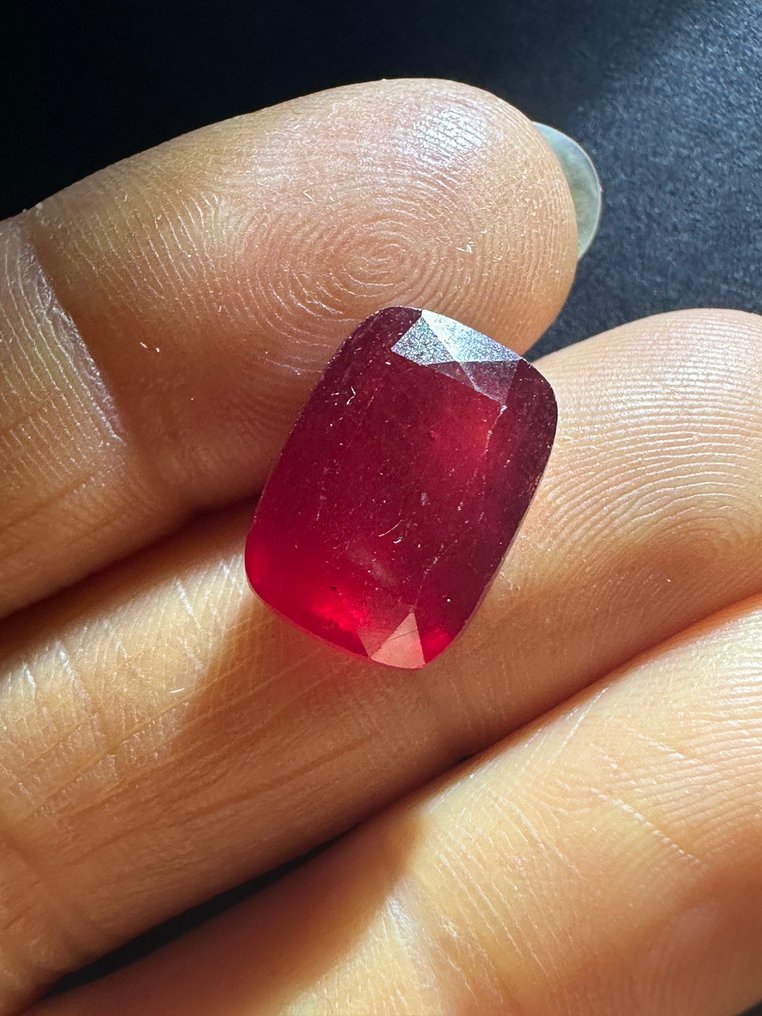 红宝石 真正的宝石！不同寻常的透明切割鲜红血红宝石。天然，百分百来自特别的来源。 - 高度: 14 mm - 宽度: 9.5 mm- 1.93 g #1.0