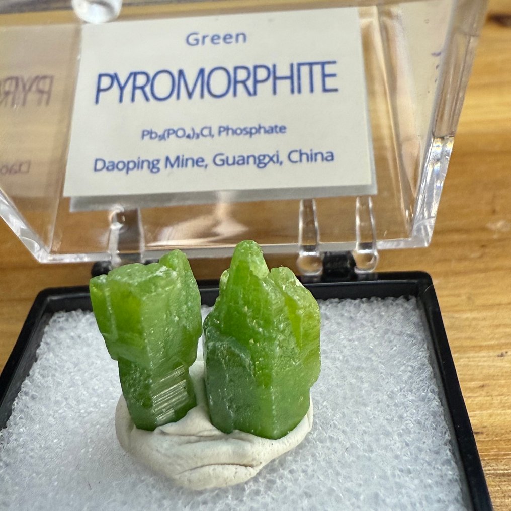 Gift the wonders of nature — the colors of minerals, a collection of 12 perfectly formed minerals. - Height: 21 cm - Width: 18 cm- 550 g #3.2