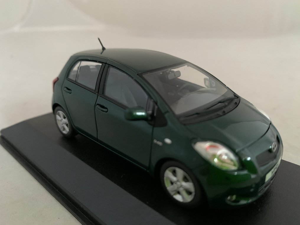 MiniChamps, Troféu, Jcollection 1:43 - Model car (3) - Toyota Yaris (2006); Mitsubshi Galant GTI 16V; Toyota Hiace (2007) UPS HK Delivery Van #4.3