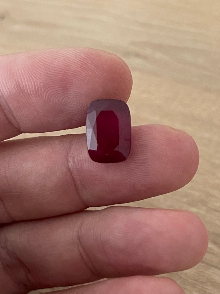 红宝石 真正的宝石！不同寻常的透明切割鲜红血红宝石。天然，百分百来自特别的来源。 - 高度: 14 mm - 宽度: 9.5 mm- 1.93 g #3.2
