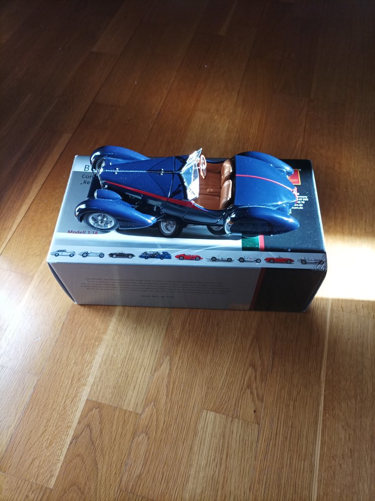 CMC 1:18 - 模型車 - Bugatti 57 SC - 红色条纹版 #1.0