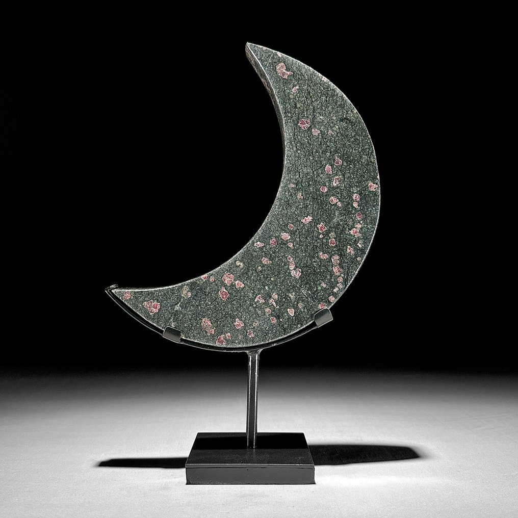 A Ruby Zoisite În formă de lună în creștere pe un suport personalizat. - Înălțime: 29.4 cm - Lățime: 18.5 cm- 1800 g #1.0