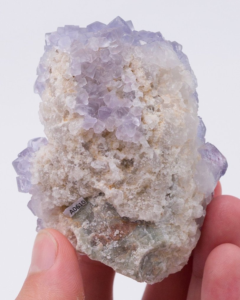 Kłębek niebieskiego fluorytu z charakterystycznym zaokrąglonym habit. - Wysokość: 4.7 cm - Szerokość: 6.6 cm- 119 g - (1) #3.2