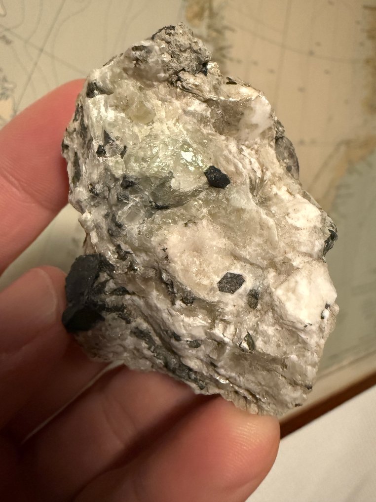 Πολύ σπάνιο και υπερλαμπρό σολαϊτης/χακμανίτης, νατρόλιτης και πολυλιθιονίτης. Φθορίζων - Ύψος: 6 cm - Πλάτος: 4.5 cm- 78 g #2.1