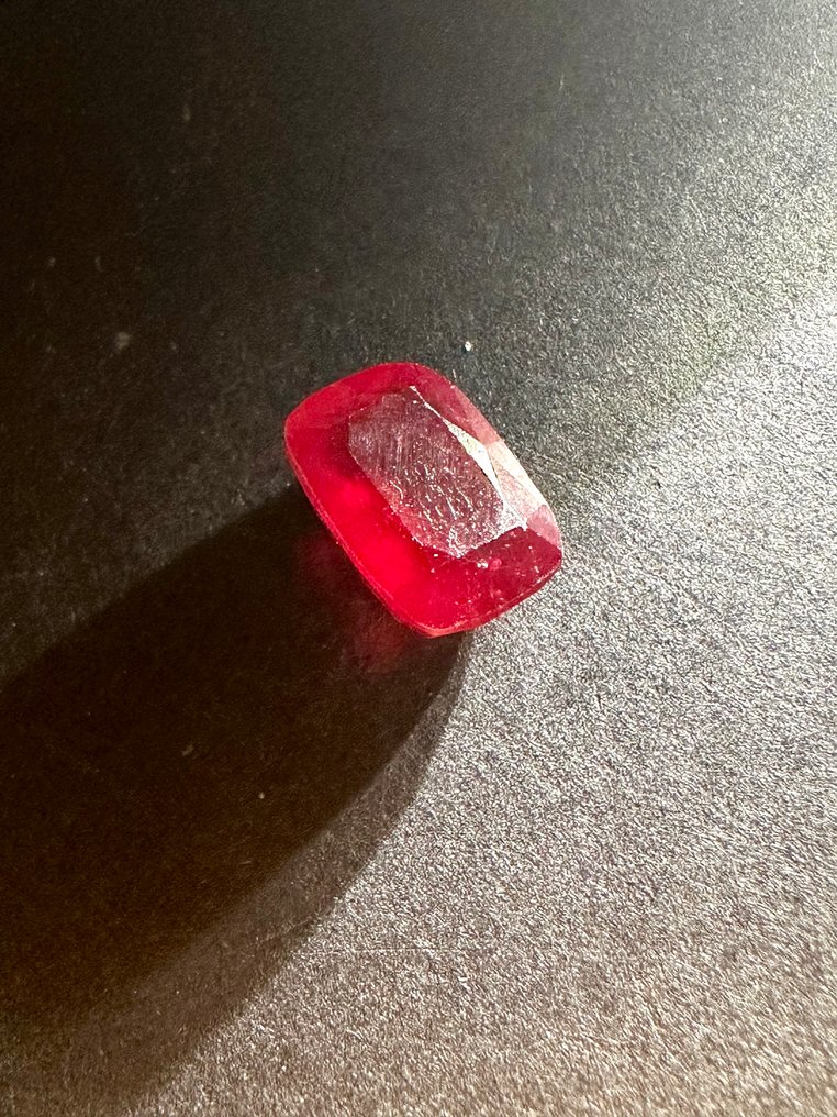 红宝石 真正的宝石！不同寻常的透明切割鲜红血红宝石。天然，百分百来自特别的来源。 - 高度: 14 mm - 宽度: 9.5 mm- 1.93 g #2.1