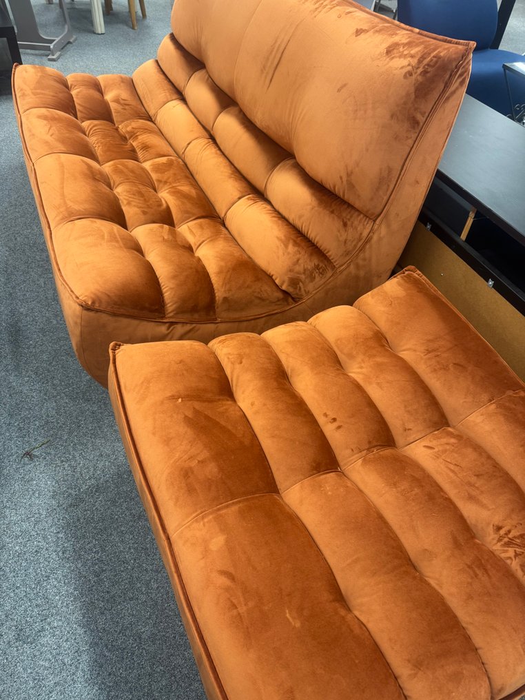 Leposohva (2) - Sametti, Puu - Suunnittelee sohvan ja jakkaran. #2.1