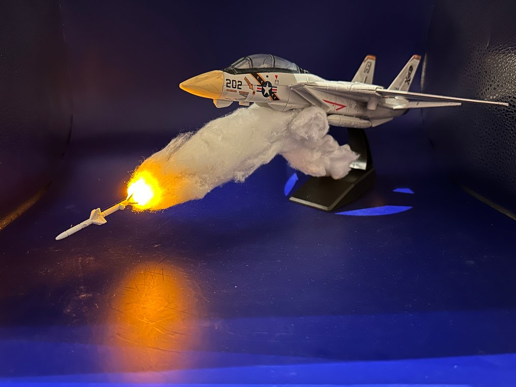 1:72 - Model military vehicle - F14 Tomcat - weathered sea/salt firing Sparrow missile #1.0