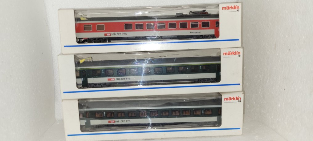 Märklin H0 - Du set 29859 - Personvagn för modelltåg (3) - Tre passagerarvagnar för modelljärnväg Märklin H0 med SBB CFF FFS-tema, inklusive en röd - SBB #1.0