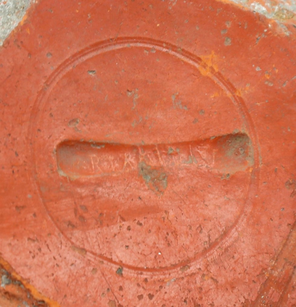 Roma Antiga Terra Sigillata Fragmento de vaso de placa com marca do fabricante (Sem preço de reserva) #1.0