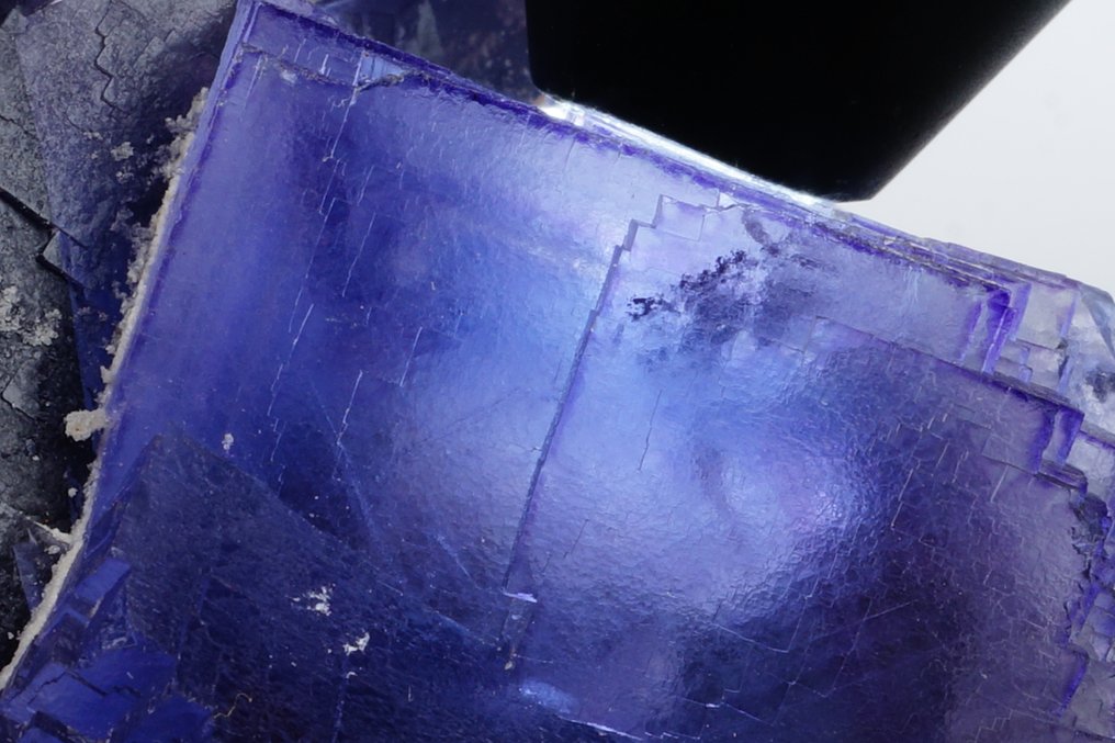 fluorite indaco profondo con bagliore viola/blu forma e colore fantastici - con calcite fluorescente - Altezza: 10 cm - Larghezza: 6.7 cm- 343 g #1.0