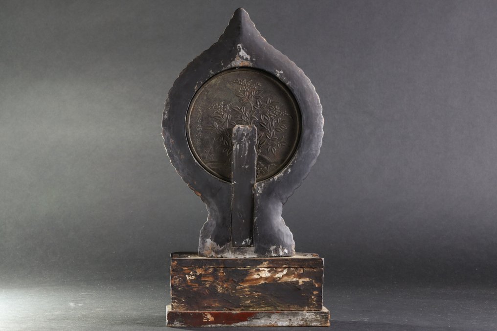 Antique Buddha Sclpture with Bronze Mirror by Fujiwara Mitsumasa (藤原光政) - 塑像 木 - 日本 - Edo Period (1600-1868) #1.0