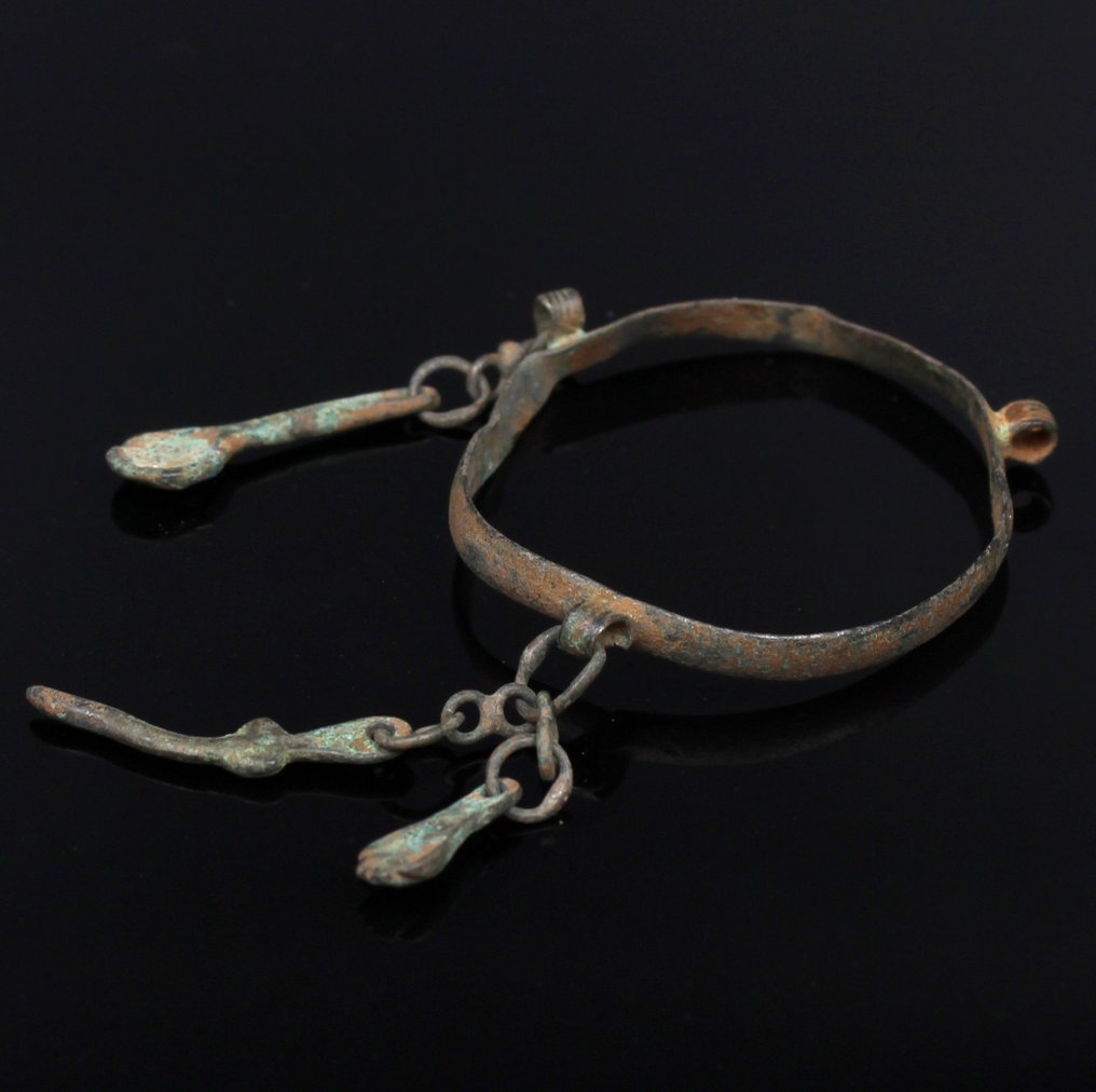 古罗马 黄铜色 吊坠，带有挂饰、护身符和小雕像，罕见 #1.0