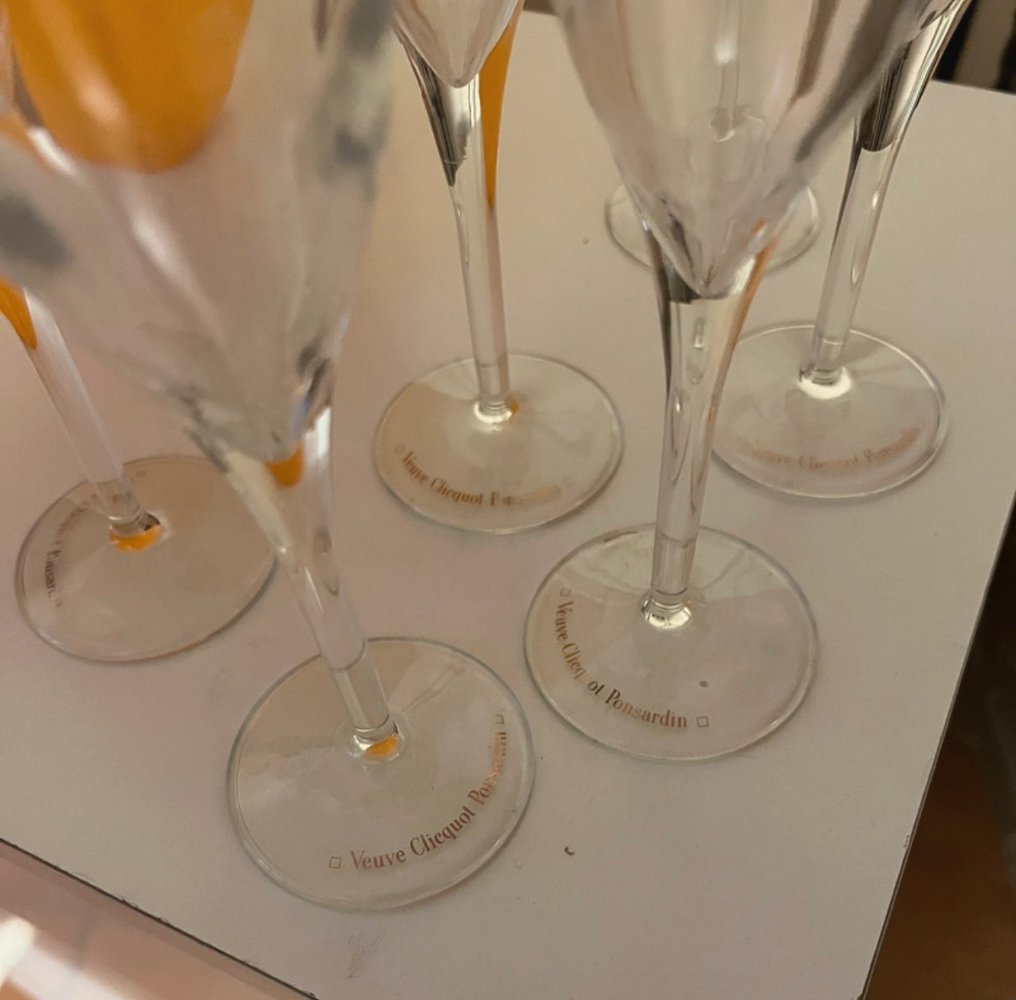 Veuve Clicquot - 香槟冷却桶 - 奢华香槟套装——标志性黄色冰桶 + 6个优雅香槟杯 - 塑料, 玻璃 #1.0