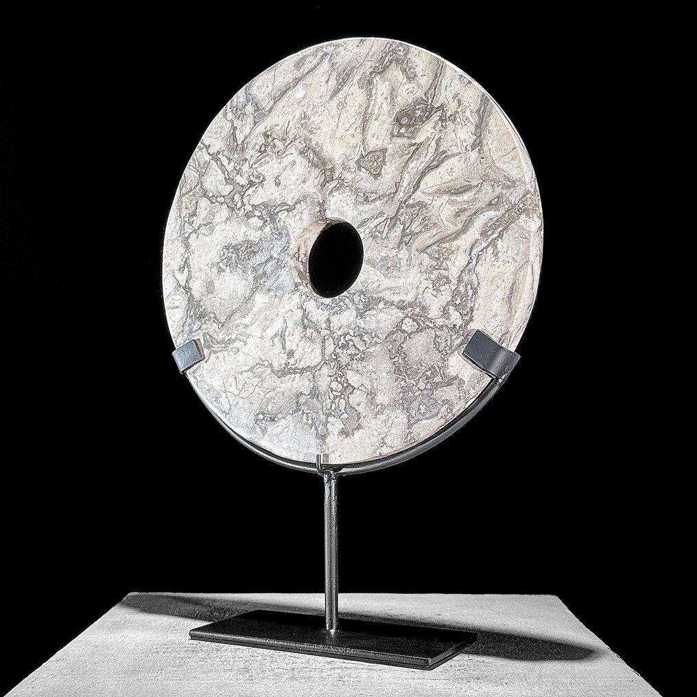 Ornament decorativ - NO RESERVE PRICE - Wonderful Decorative Grey Marble disc on a custom stand - Indonezia #1.0