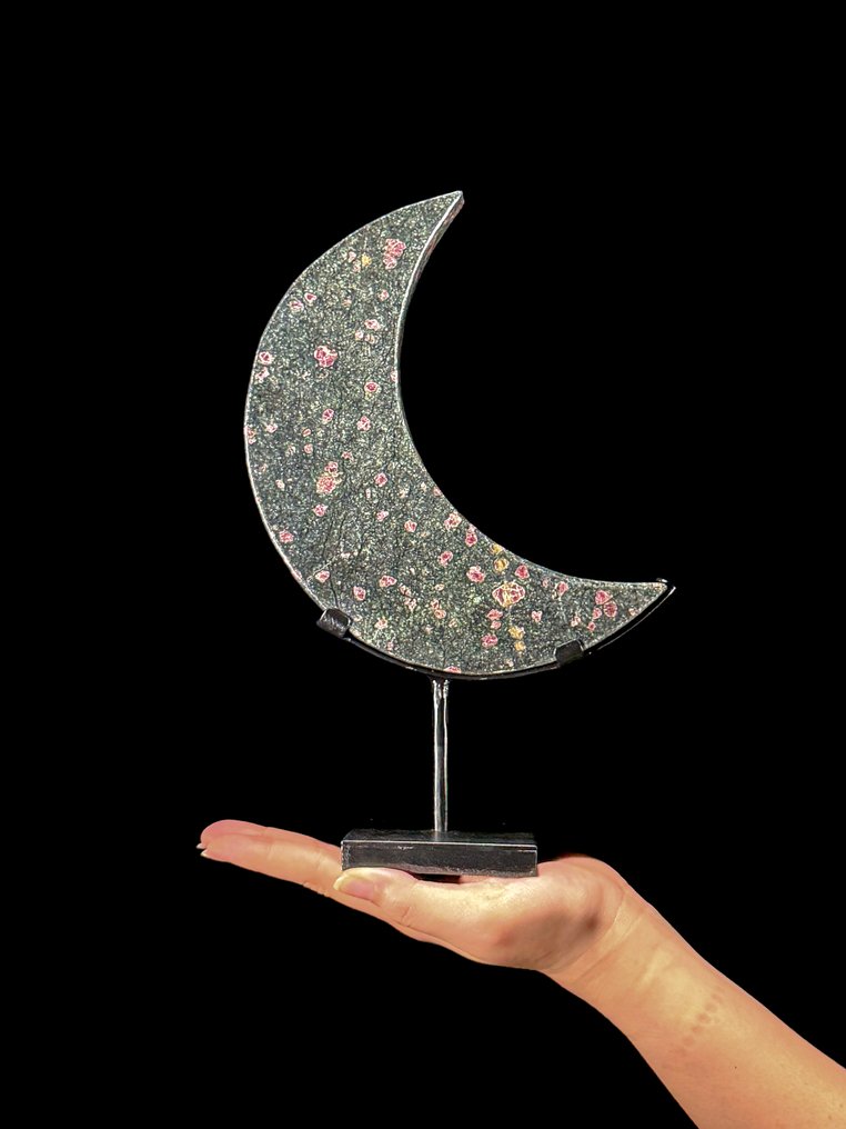A Ruby Zoisite În formă de lună în creștere pe un suport personalizat. - Înălțime: 29.4 cm - Lățime: 18.5 cm- 1800 g #1.0