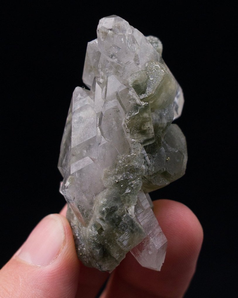 经典材料 好奇的氟磷灰石 关于石英簇 - 高度: 5.4 cm - 宽度: 3.4 cm- 46 g - (1) #1.0