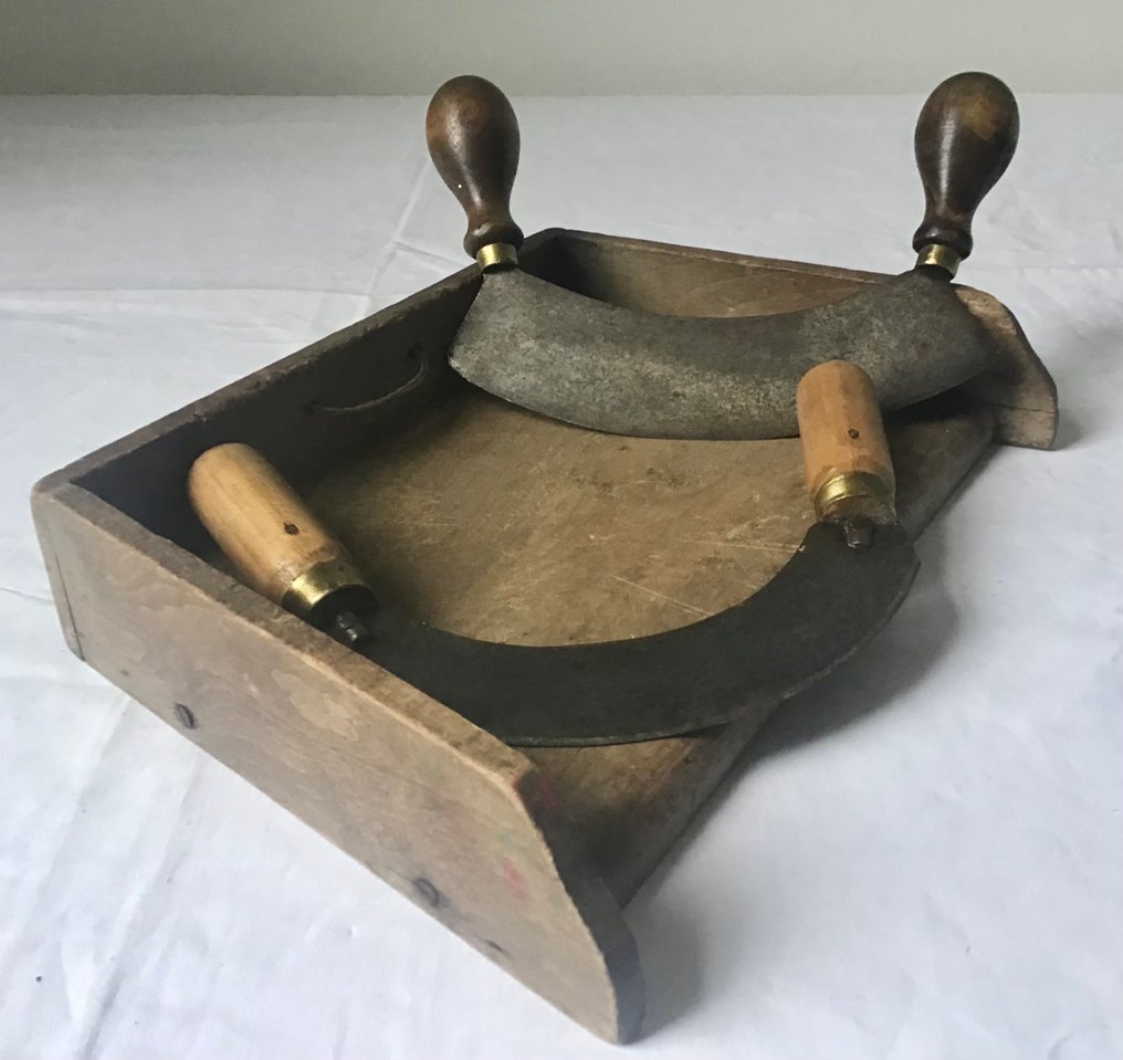 Μαχαίρι κουζίνας - 2 mezzaluna από kruidenmessen σε ατσάλι με ξύλινα χερούλια και αντίστοιχο ξύλινο δίσκο κοπής. - Γαλλία #1.0