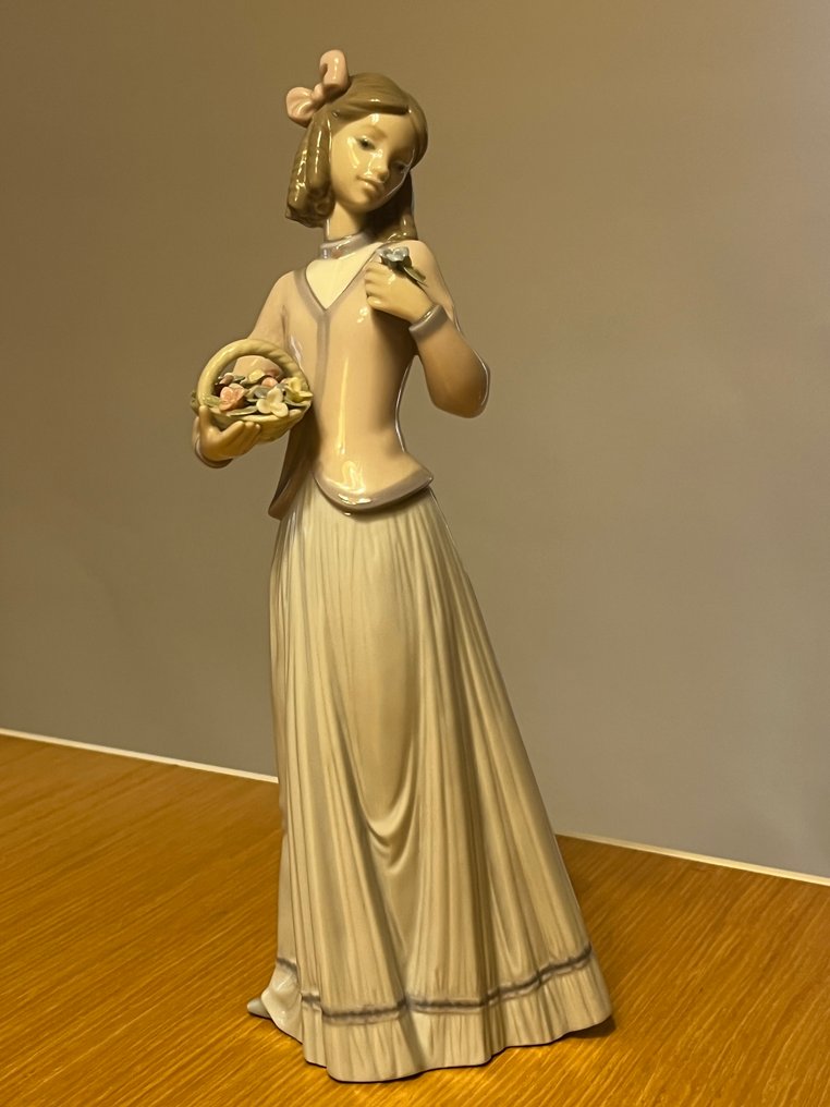 Lladró - José Puche - Sculpture, INNOCENCE IN BLOOM - 25 cm - Porcelain - 1996 #1.0