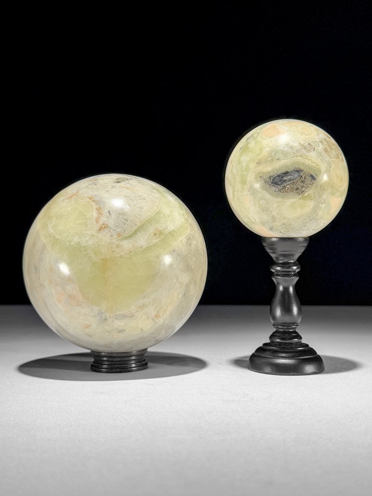 NO RESERVE PRICE - Wonderful Pair of Onyx Spheres on custom stands - Height: 12 cm - Width: 10.4 cm- 2700 g - (2) #1.0