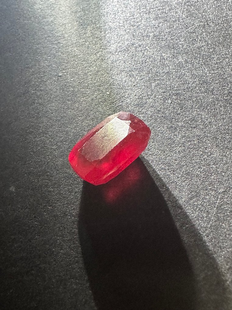 红宝石 真正的宝石！不同寻常的透明切割鲜红血红宝石。天然，百分百来自特别的来源。 - 高度: 14 mm - 宽度: 9.5 mm- 1.93 g #4.3