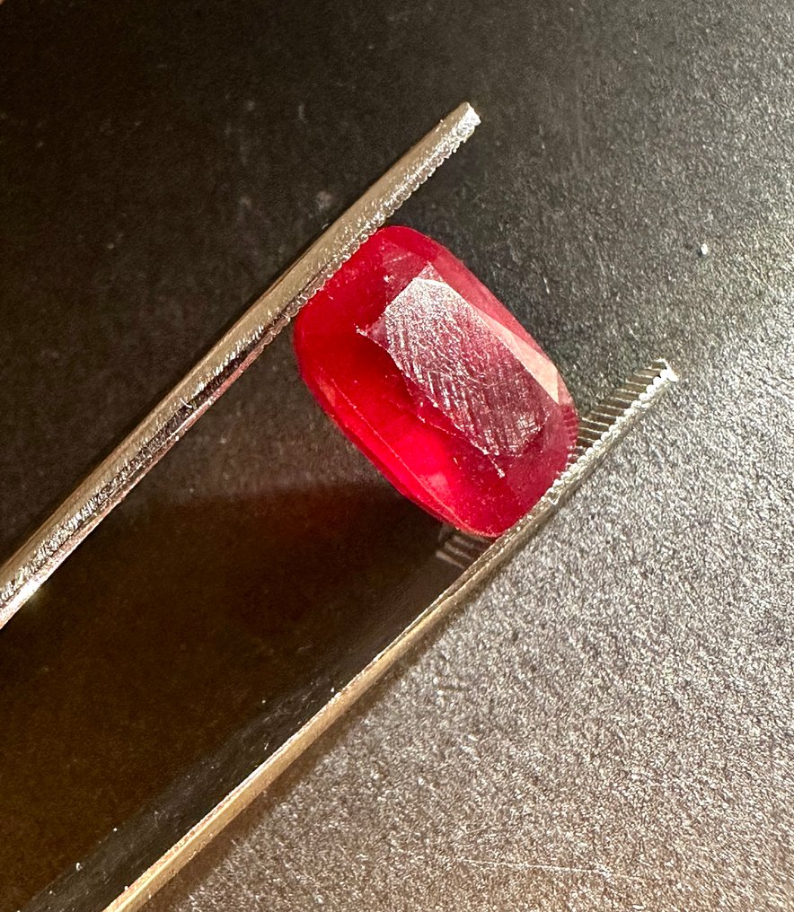 红宝石 真正的宝石！不同寻常的透明切割鲜红血红宝石。天然，百分百来自特别的来源。 - 高度: 14 mm - 宽度: 9.5 mm- 1.93 g #1.0