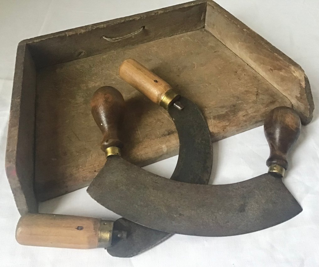 Μαχαίρι κουζίνας - 2 mezzaluna από kruidenmessen σε ατσάλι με ξύλινα χερούλια και αντίστοιχο ξύλινο δίσκο κοπής. - Γαλλία #2.1