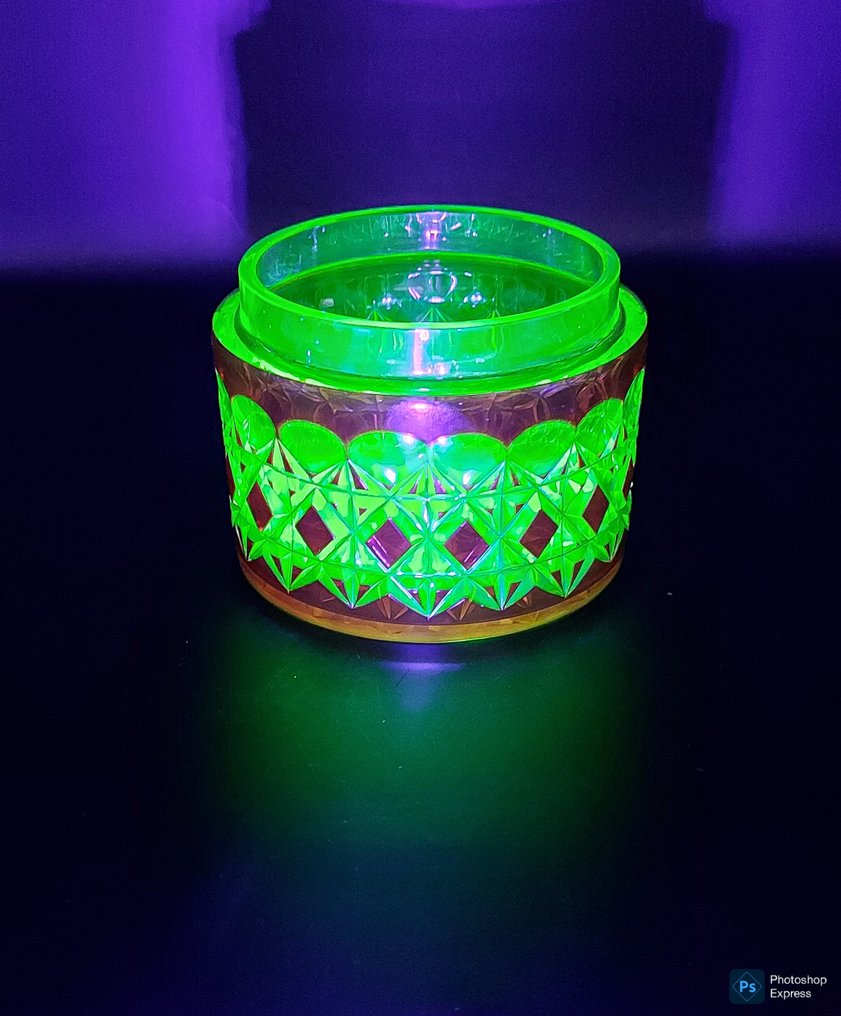 attribué à Val Saint Lambert - 盒子 - 粉盒 - Kristal - 透明切割 - 铀稀有 #1.0