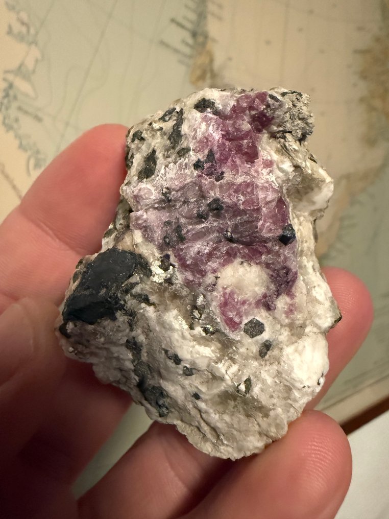 Πολύ σπάνιο και υπερλαμπρό σολαϊτης/χακμανίτης, νατρόλιτης και πολυλιθιονίτης. Φθορίζων - Ύψος: 6 cm - Πλάτος: 4.5 cm- 78 g #1.0