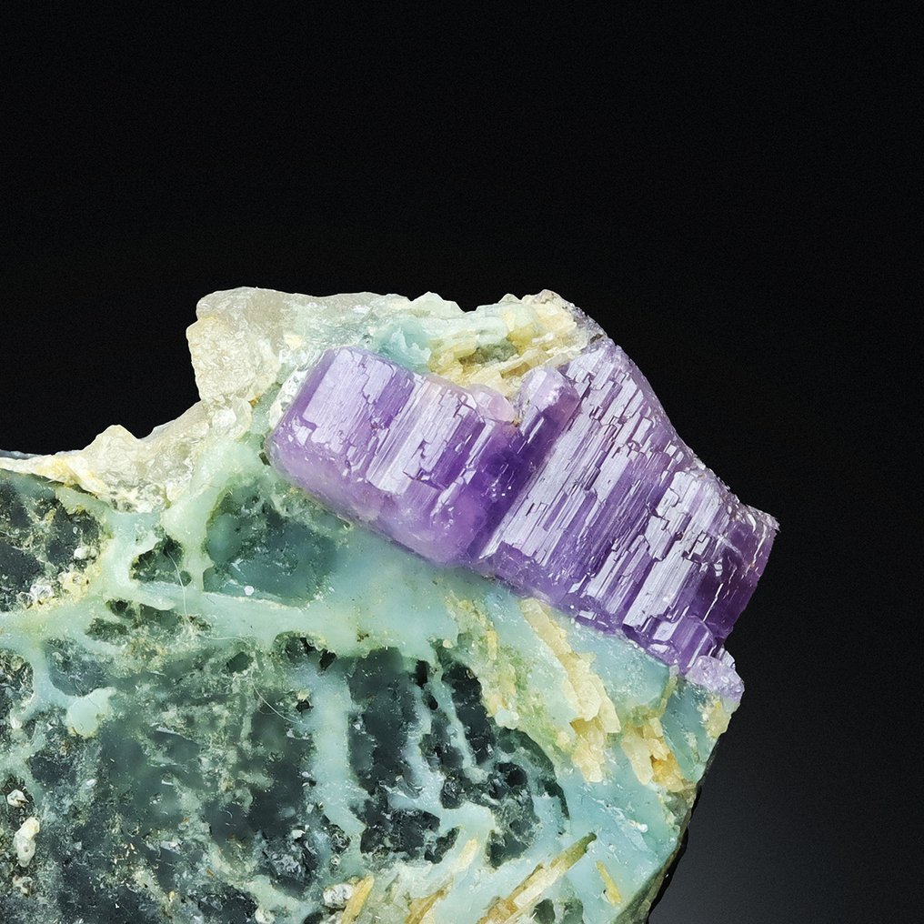 Combinação impressionante de fluorapatite com elbaite e tourmaline de Maui, Nuristã, Afeganistão. Espécime/Exemplar - Altura: 5 cm - Largura: 4.5 cm- 61 g #2.1