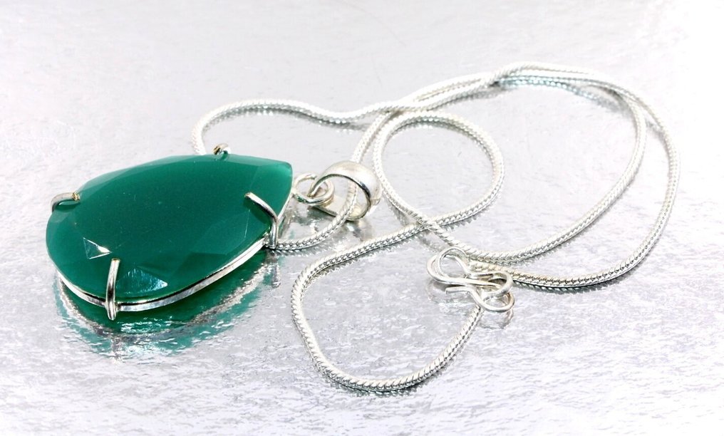 Ezüst facettált smaragd medál ezüst lánccal, 92 karát. Ékszer- 18.4 g #1.0
