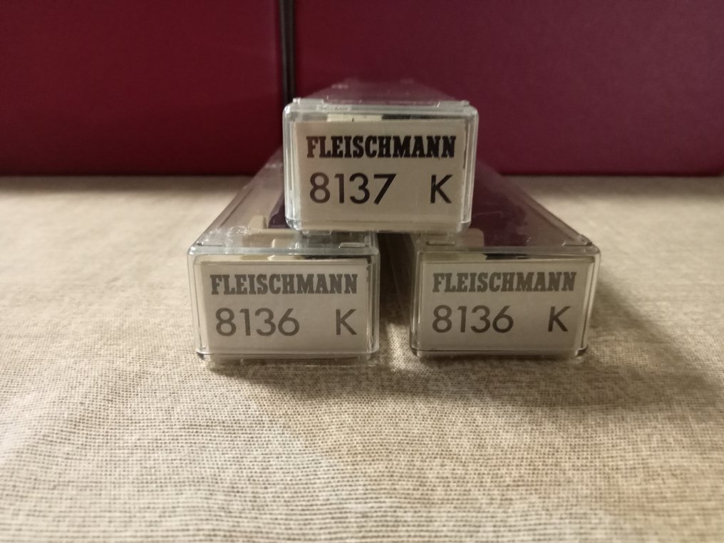 Fleischmann N - 8137 K; 8136 K - Modellvonat-személyszállító vagonszett (3) - Három utasvagon eredeti dobozban, sötétzöld színben, márkajelzés SÜDOSTBAHN, úgy tűnik. - SÜDOSTBAHN #4.3