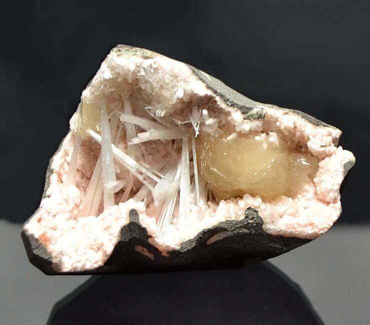 Beautiful Scolecite Specimen - Height: 5 cm - Width: 8 cm- 300 g #4.3