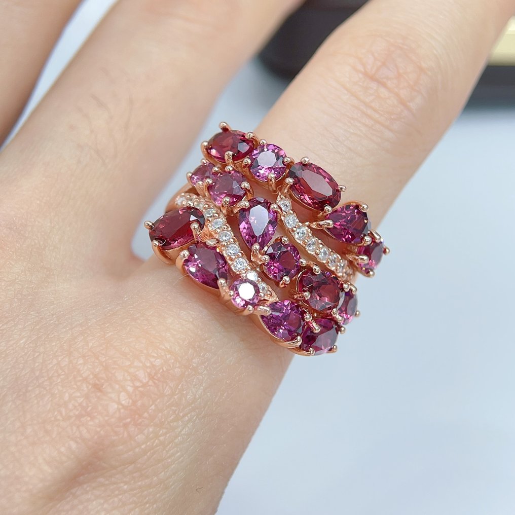 ***SANS RÉSERVE*** Bague statement en argent sterling avec une pierre de 6,2 ct violet-rouge Bague de créateur multi-pierres- 5.8 g - (1) #1.0