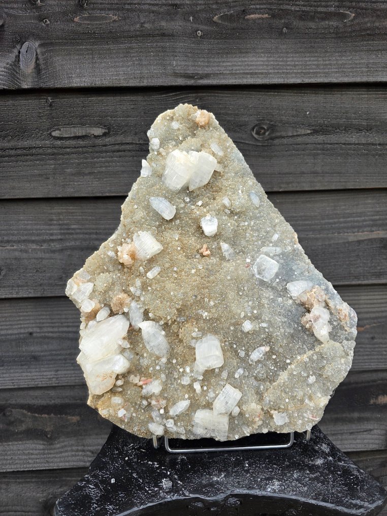 NO RESERVE € - XXL Apophyllite Cluster + Stand - Korkeus: 42 cm - Leveys: 33.5 cm- 13.48 g #2.1