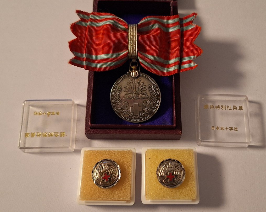 日本 - 奖章 - Three Japanese Imperial Red Cross sterling Silver Medals 1941 with original silk ribbon and large #2.1