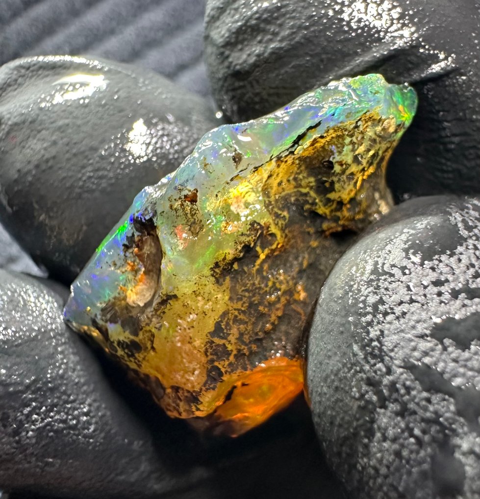28ct Crystal Opal Rough- 5.6 g #2.1