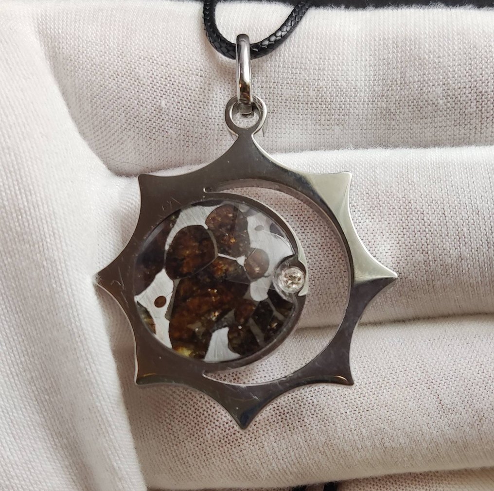 Meteorite Pendant SERICHO - Height: 49 mm - Width: 37 mm - 13 g #1.0