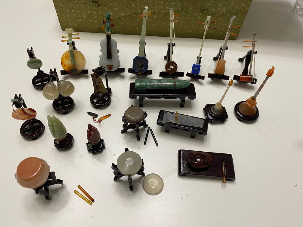 一套由21个中国乐器模型组成，采用玛瑙和硬石制成，约20世纪。 - 木材，硬石, 玛瑙 - 中国 - 20世纪 #2.1