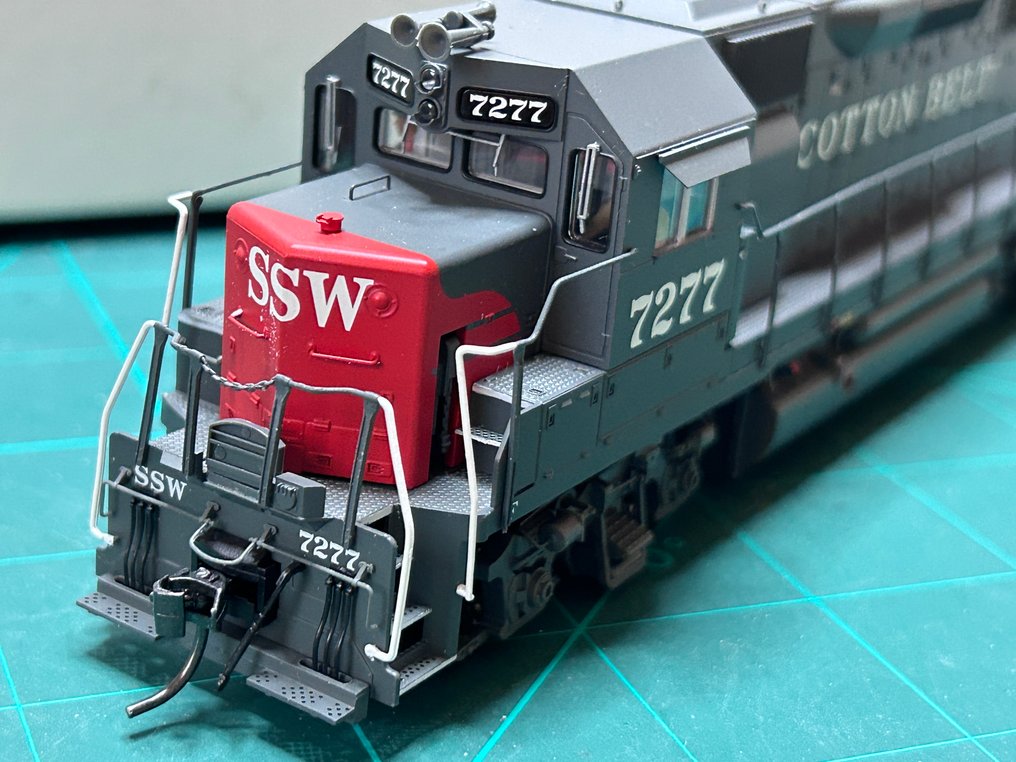 Atlas H0 - 9189 - Lokomotywa spalinowo-elektryczna (1) - EMD GP-40 - SSW Cotton Belt #1.0