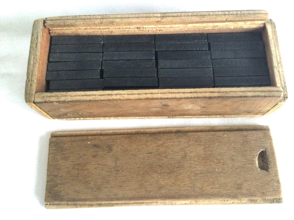 Twee Antieke Domino’s spelen met in totaal 56 domino blokjes - Board game - Made of wood and bone, approx 1900-1950 France. #3.2