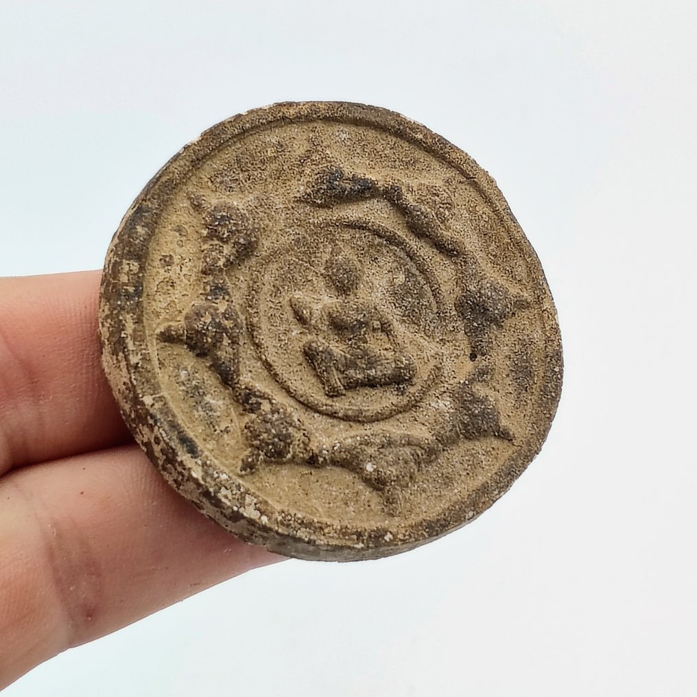 古代印度支那，素可泰王国 Terracotta 佛教珠宝遗物——坐佛莲花供奉牌 - 50 mm  (没有保留价) #1.0