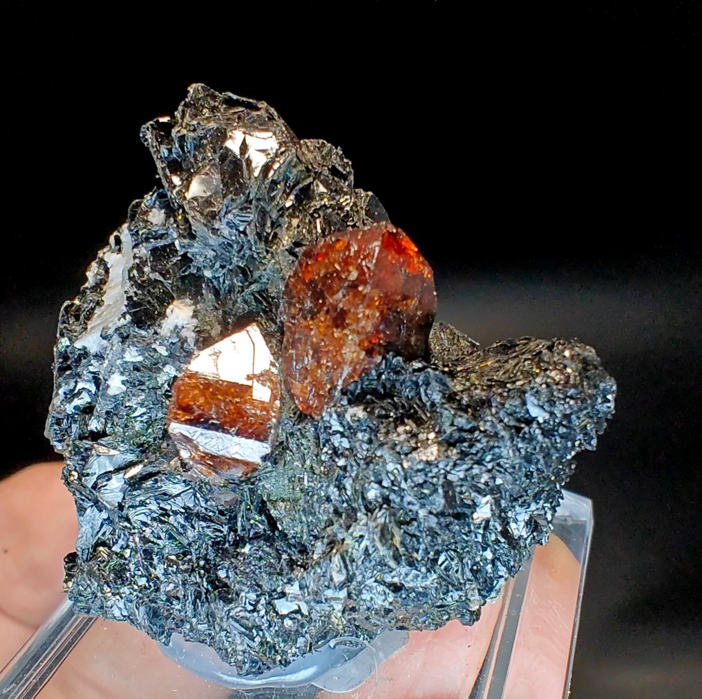 Precious zircon gemstone on a matrix. - Height: 5 cm - Width: 5 cm- 60 g #4.3