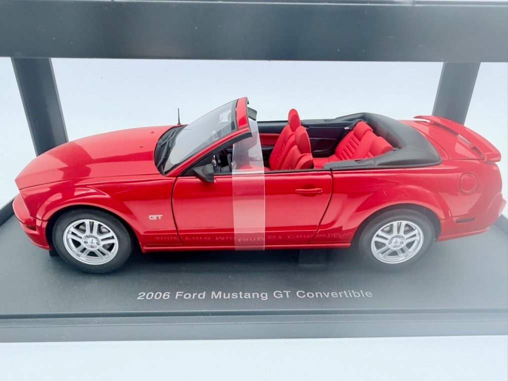 Autoart 1:18 - Modell autó - Ford Mustang GT Convertible - 2006, 1 of 6000 pcs world wide - Régi, de új készlet #1.0