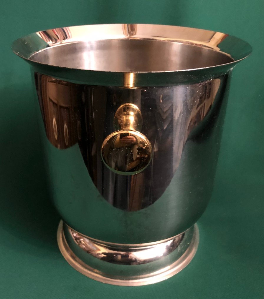 Συντηρητής σαμπάνιας - Ένα ελκυστικό ιταλικό ψυγείο σαμπάνιας, από ασημί χάλυβα, με χρυσά χειριστήρια. - χρυσωμένο και ασημωμένο ατσάλι #3.2