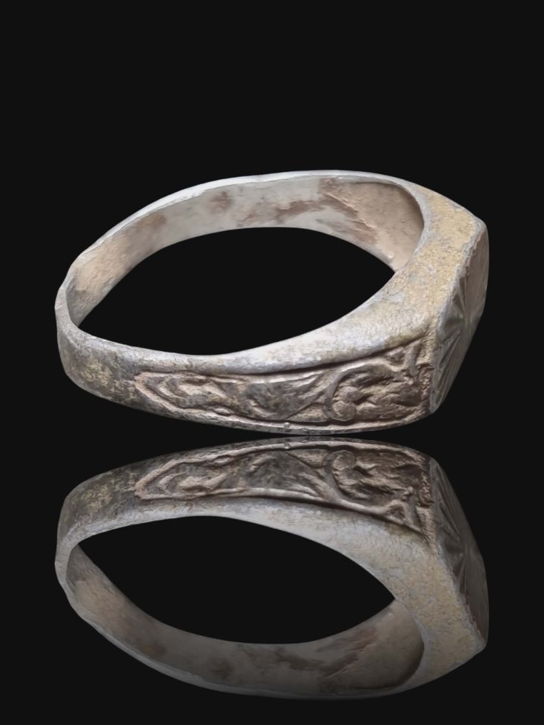 Post-medieval Silver, Interesting Solar Seal Ring (No reserve price) #3.2
