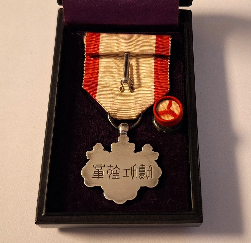 日本 - 陆军/步兵 - 奖章 - Silver Japanese Order of the Rising Sun 8th class with ribbon, badgepin and lacquered special box #2.1