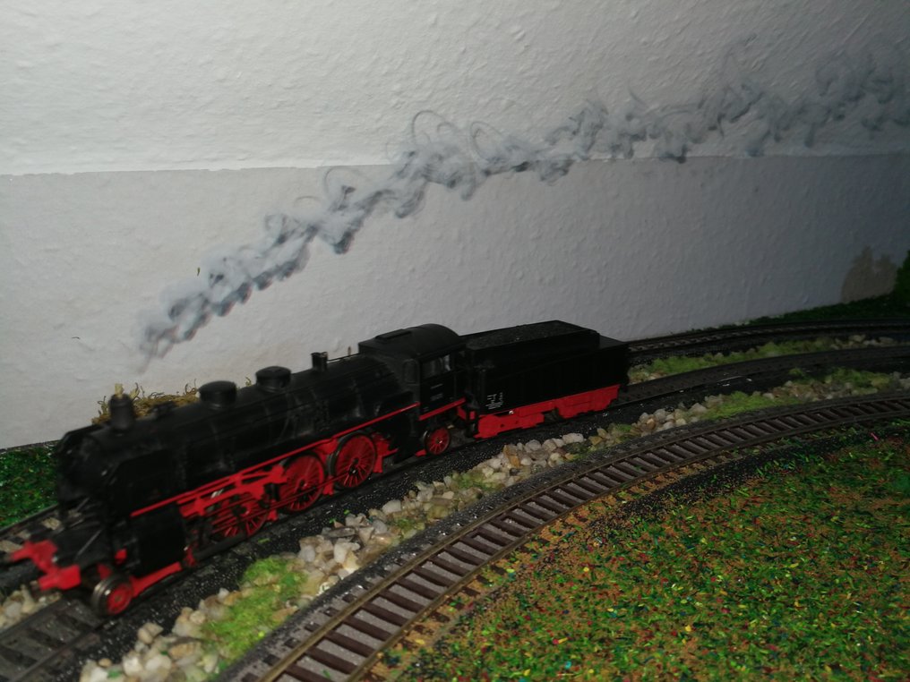 Märklin, Roco H0 - 04065S - Machetă tren (7) - BR 18 473 cu generator de fum și iluminare LED și set de vagoane cu știucă (ediție specială) - DR (DRB) #1.0